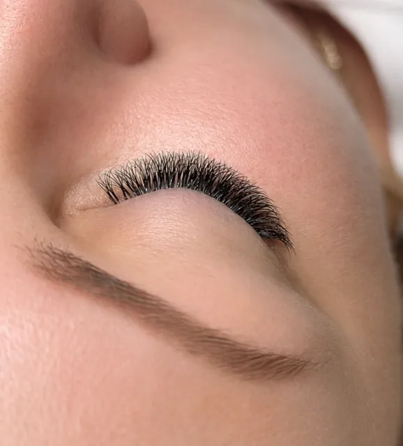 Prodloužené řasy metodou řasa na řasu — práce salonu Tria Beauty Olomouc