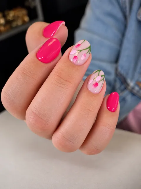 Sytě růžová modeláž s ručně malovanými tulipány — nail art Tria Beauty Olomouc