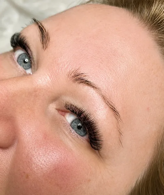 Objemové prodloužené řasy a upravené obočí — Tria Beauty Olomouc