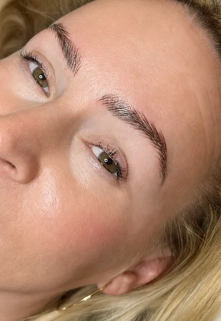 Čerstvý permanentní make-up obočí vláskovou technikou — Tria Beauty Olomouc