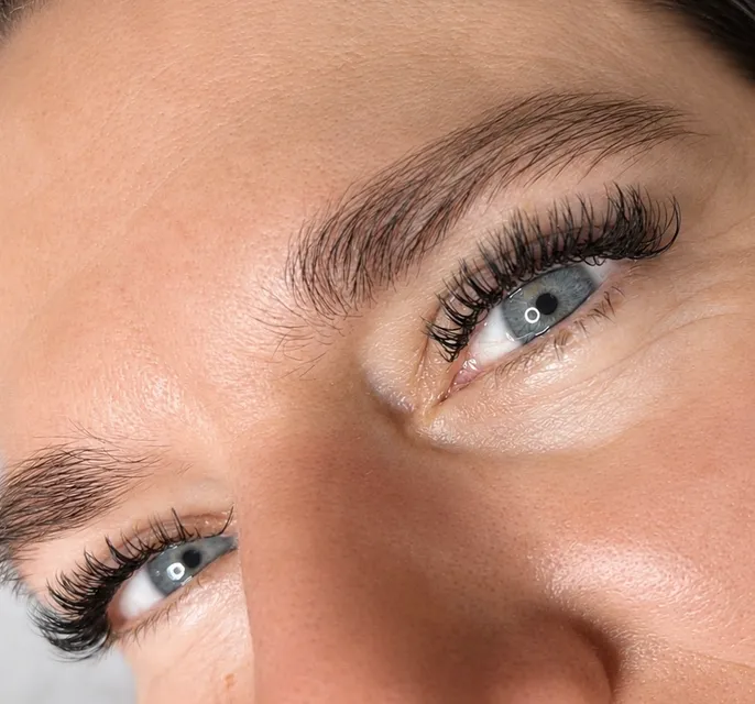 Detail prodloužených řas na obou očích — práce salonu Tria Beauty Olomouc